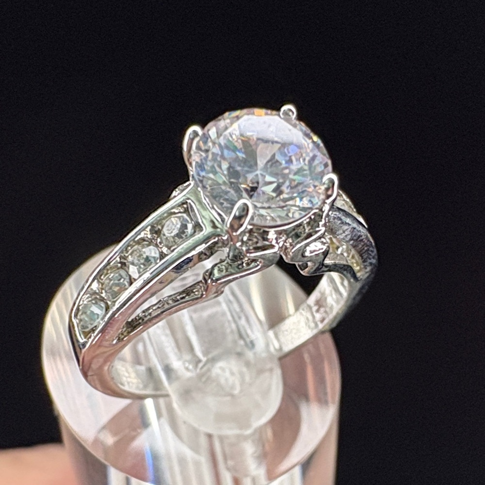 New Dazzling Silver Tone Women's Ring with Sparkling Gemstone